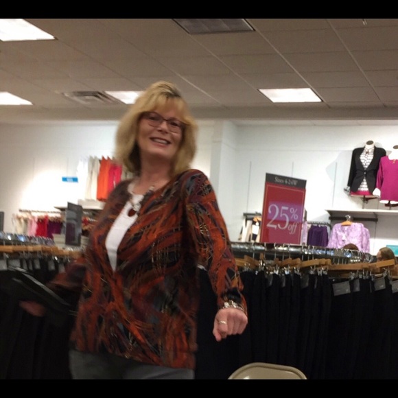 Meet your Posher, Dee - Picture 2 of 2